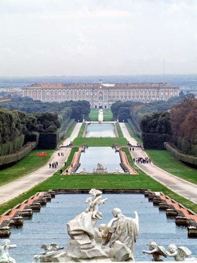 Veduta aerea del parco e delle fontane della Reggia di Caserta.