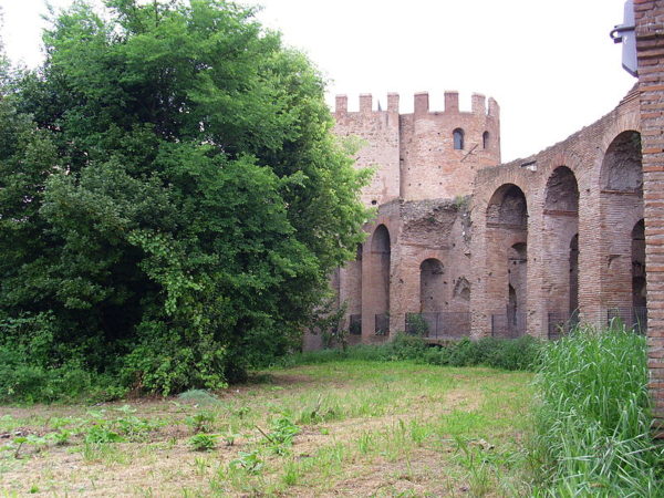 Tratto di Mura Aureliane vicino Porta San Sebastiano: è visibile il camminamento che permetteva ai soldati di spostarsi rimanendo protetti all'interno delle mura.