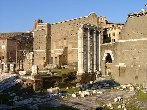 Foro di Augusto, resti del Tempio di Marte Ultore, inaugurato nel 2 a.C. Roma.