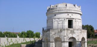Mausoleo di Teodorico a Ravenna, VI secolo d.C., esterno, in pietra d'Istria.