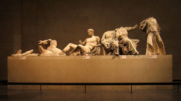 Statue del frontone orientale del Partenone (quadriga di Helios, Dioniso seduto, Kore e Demetra, Iris), 438-432 a.C ca., marmo pentelico, Londra, British Museum