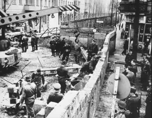 Inizio dei lavori di costruzione del Muro di Berlino