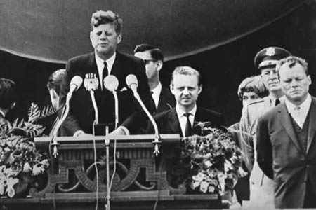 Kennedy in visita a Berlino Ovest il 26 giugno 1963 tiene un pubblico discorso durante il quale esclama la frase che passerà alla storia: "Ich bin ein Berliner" 