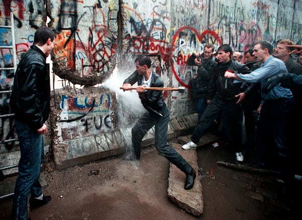 La foto ritrae le prime picconate simbolo della caduta del Muro di Berlino