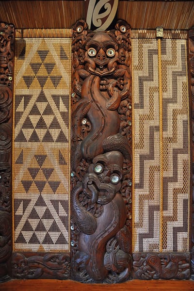 Scultura in legno: rappresenta un gruppo tribale maori.