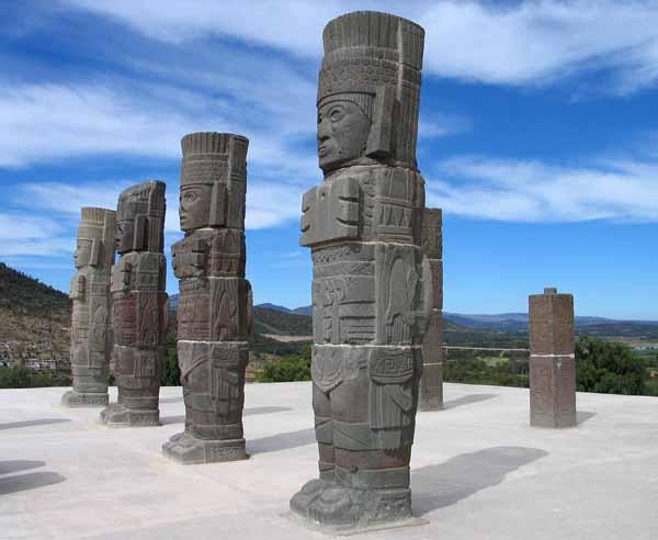 Gli Atlanti posti sulla sommità della Piramide B di Tula in Messico.