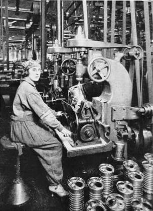 Storia dell'emancipazione femminile in Italia - Donne al lavoro in fabbrica in una foto d'epoca.