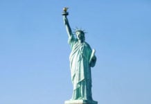 Statua della Libertà all'entrata del porto del fiume Hudson