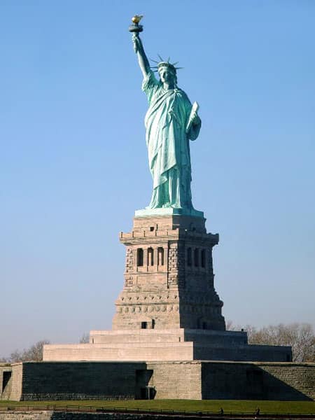 Statua della Libertà all'entrata del porto del fiume Hudson