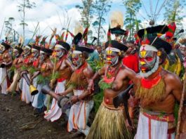Animismo - Gruppo di danzatori a Papua Nuova Guinea durante una celebrazione animista