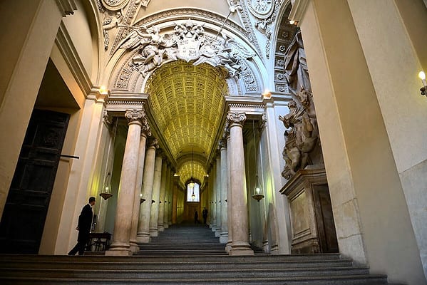 Scala Regia, progetto originario di Antonio da Sangallo il Giovane (inizi del XVI secolo), interventi successivi di Bernini (1663-1666). Città del Vaticano, Palazzi Apostolici