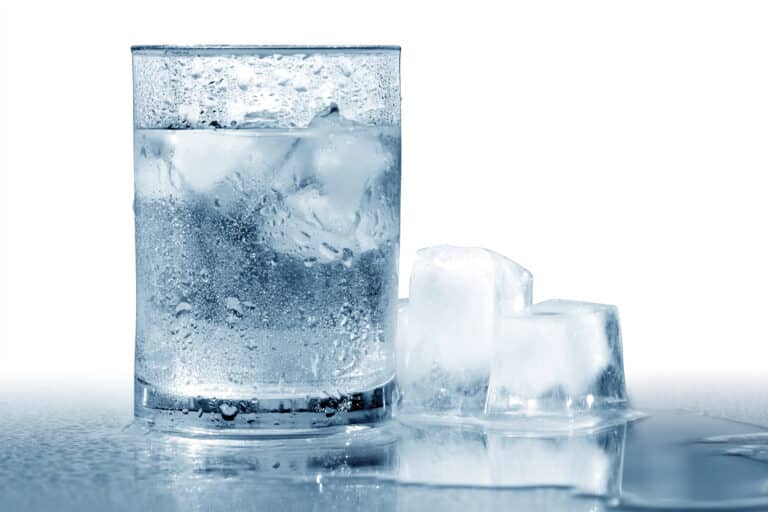 Perché il ghiaccio galleggia sull'acqua