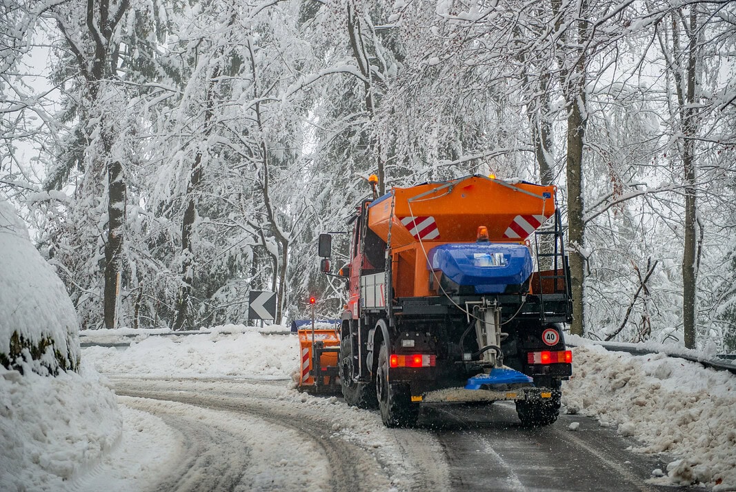 Perché si getta il sale sulle strade ghiacciate